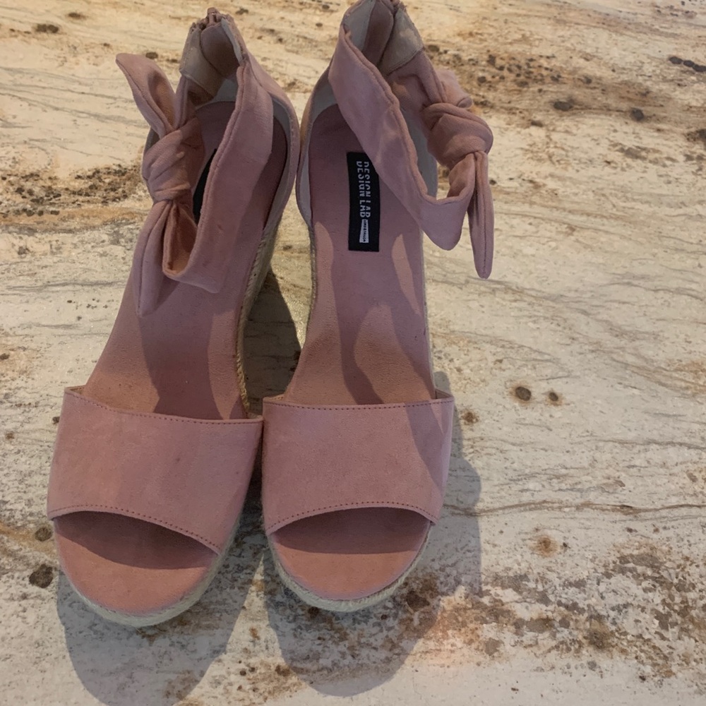 Ankle strap with bow wedge